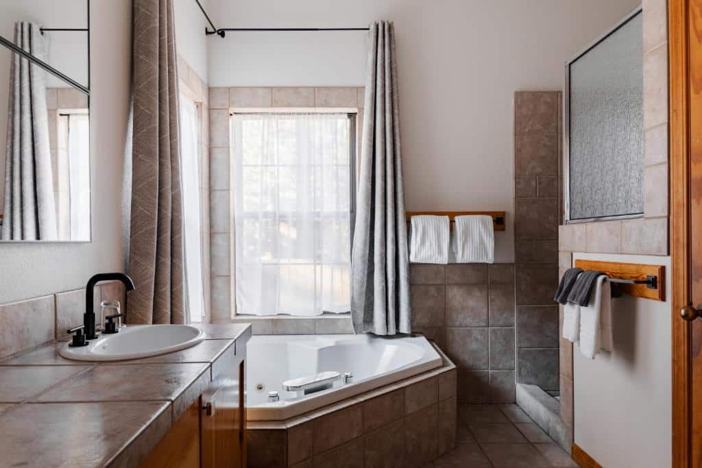 Black Bear Lodge has jacuzzi suites