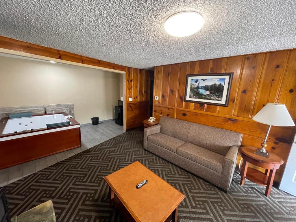 Tahoe Hacienda Inn has jacuzzi suites