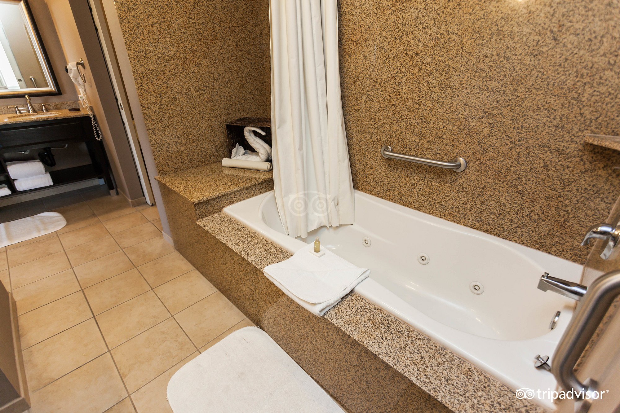 La Quinta Inn & Suites by Wyndham Paso Robles has jacuzzi suites