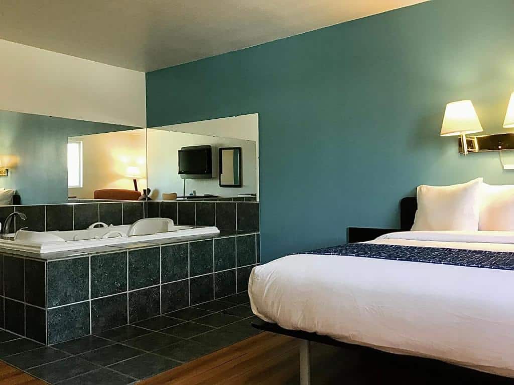 Travelodge Inn & Suites by Wyndham Missoula University Park  has jacuzzi suites