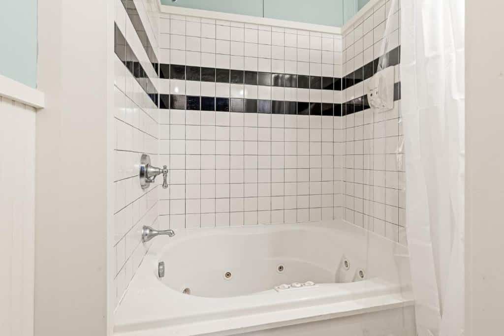 Nags Head Beach Inn by KEES Vacations has Jacuzzi suites