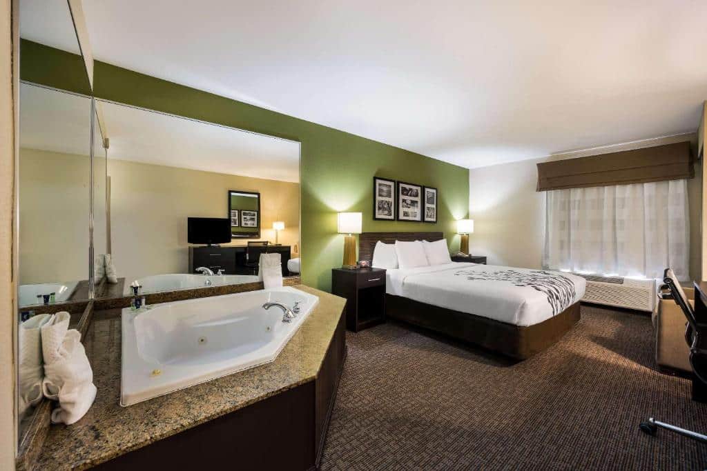 Sleep Inn & Suites Valdosta has jacuzzi suites