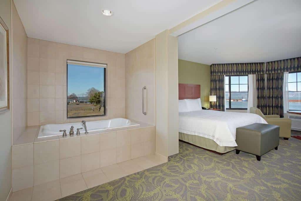 Hampton Inn & Suites Astoria has jacuzzi suites