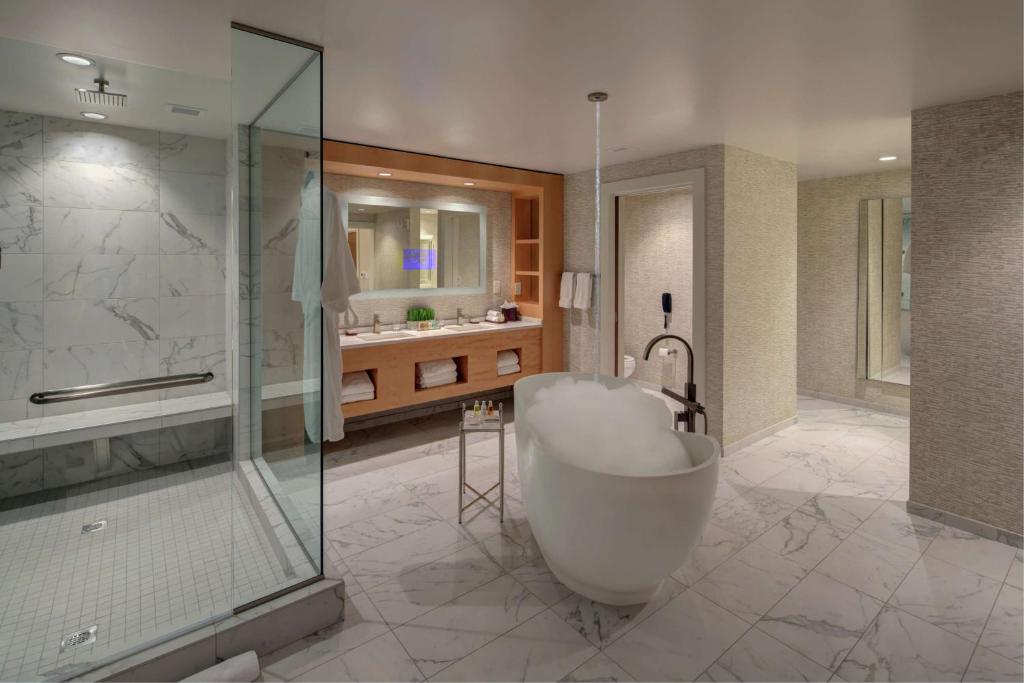 Hilton Norfolk The Main has private hot tub