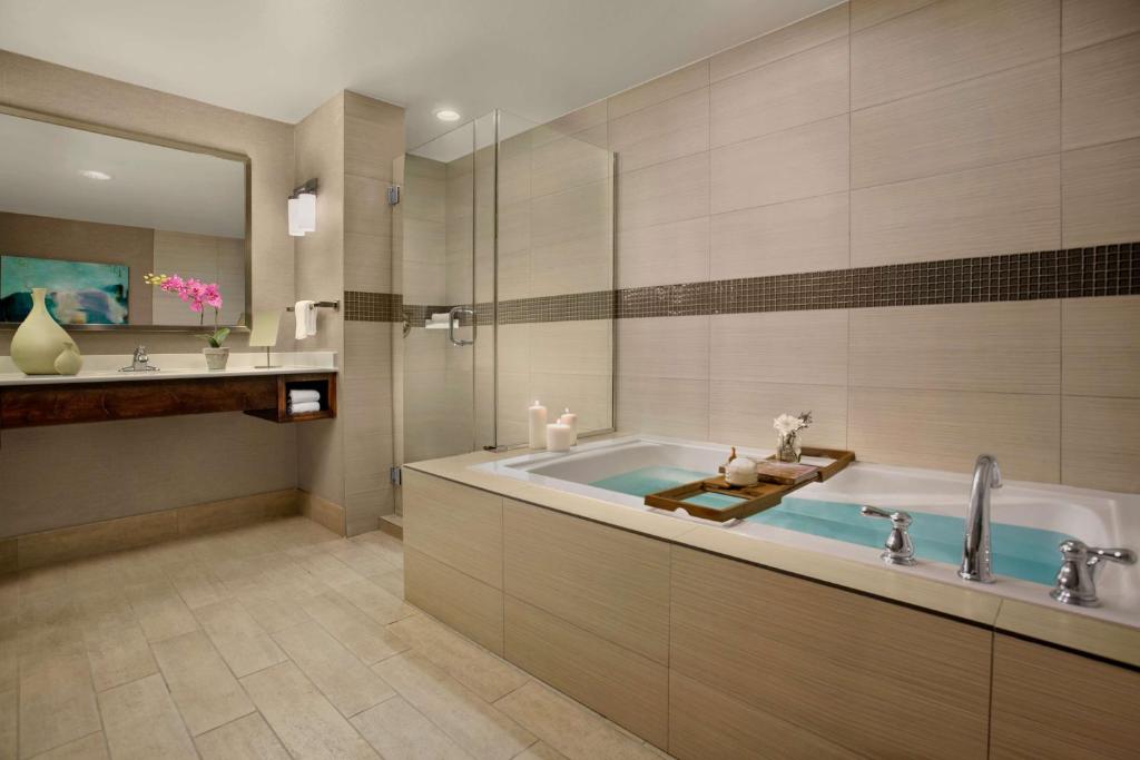 Hilton Garden Inn Lubbock has suite with private spa tub