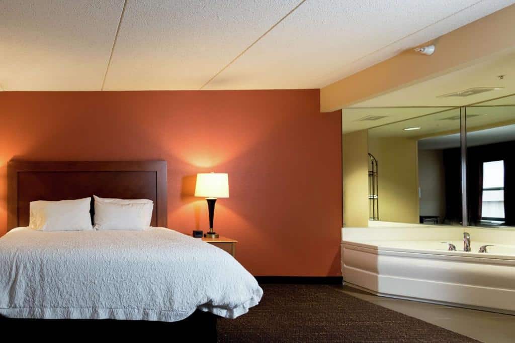 Hampton Inn Muskego has jacuzzi suites