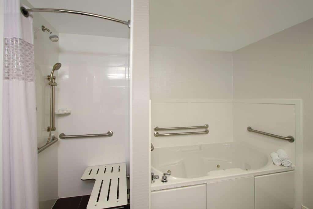 Hampton Inn Hagerstown-Maugansville has private jacuzzi