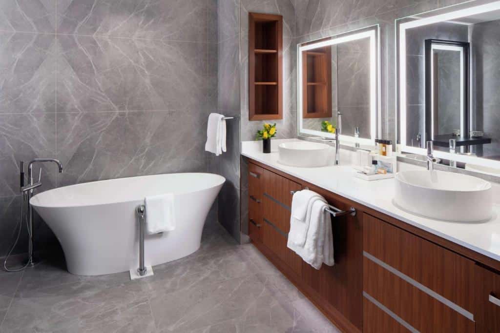 Hilton Rochester Mayo Clinic Area has suite with private spa tub