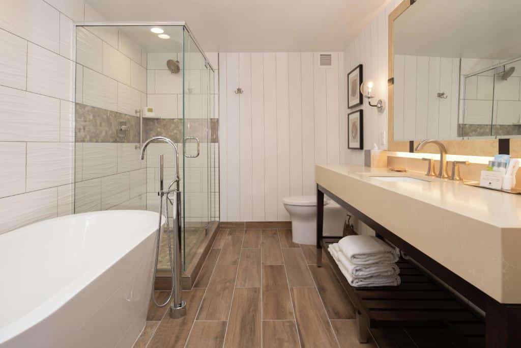 DoubleTree by Hilton Missoula Edgewater has suites with spa tubs
