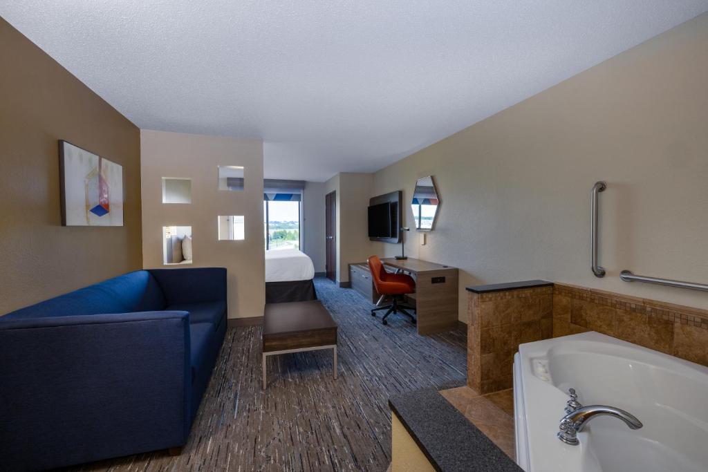 Holiday Inn Express Rochester South - Mayo Area by IHG has jacuzzi suites