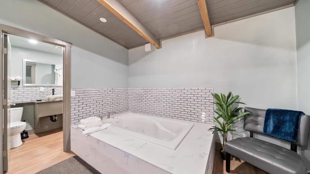 Blue Jay Lodge has jacuzzi suites