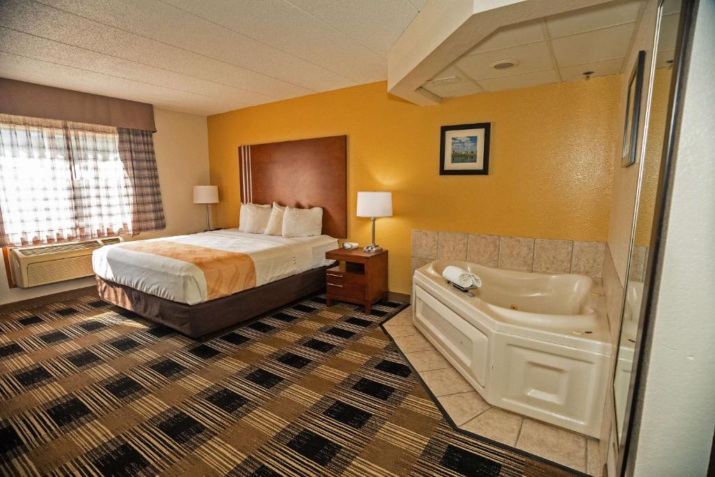 Quality Inn Near Medical Center has jacuzzi suites