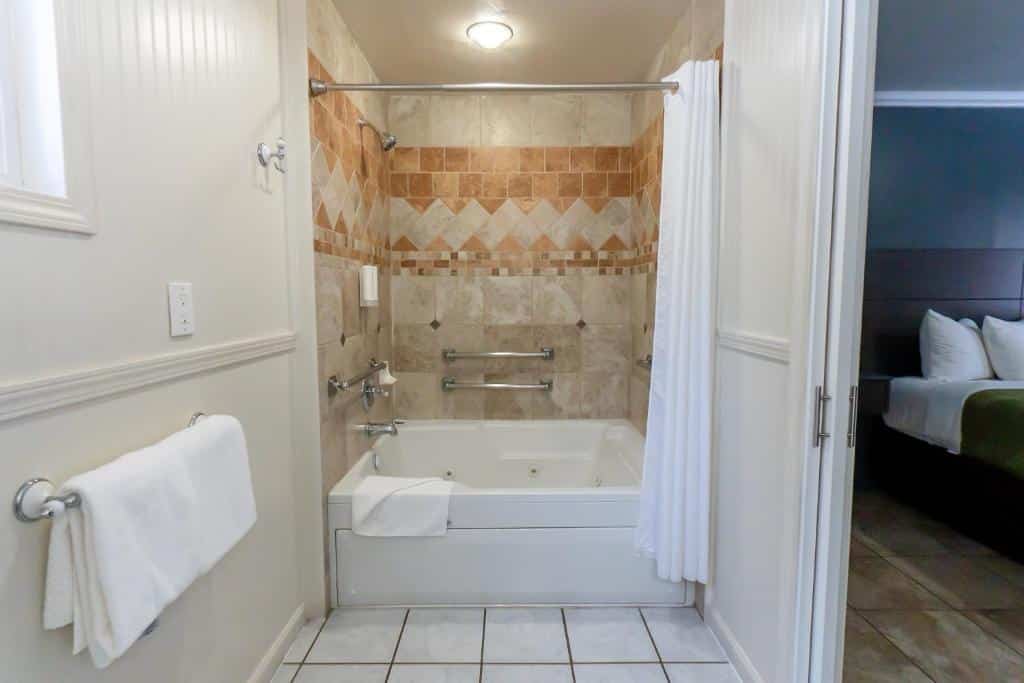 Econo Lodge Inn & Suites Heavenly Village Area has jacuzzi suites