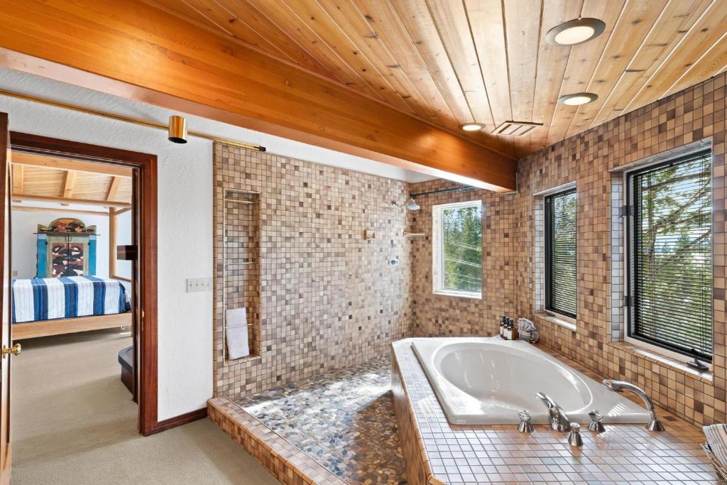 Polaris Place Tahoe City has suite with hot tub