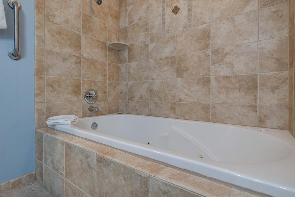 Inn of the Four Winds has jacuzzi suites