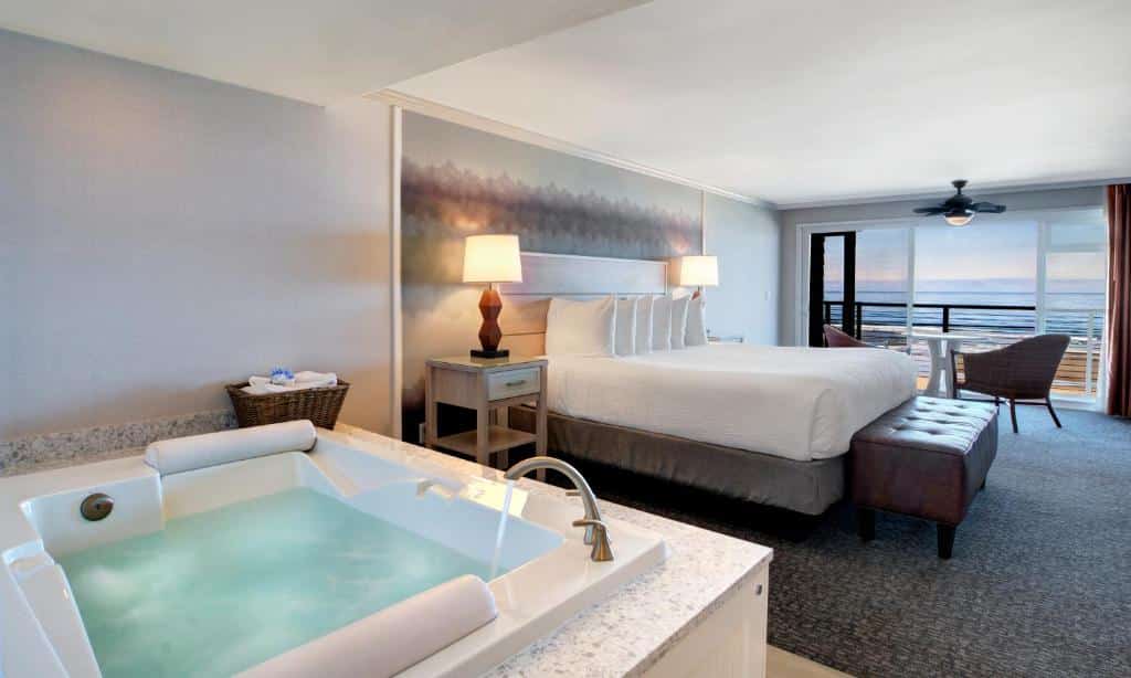 Hallmark Resort & Spa Cannon Beach has jacuzzi suites