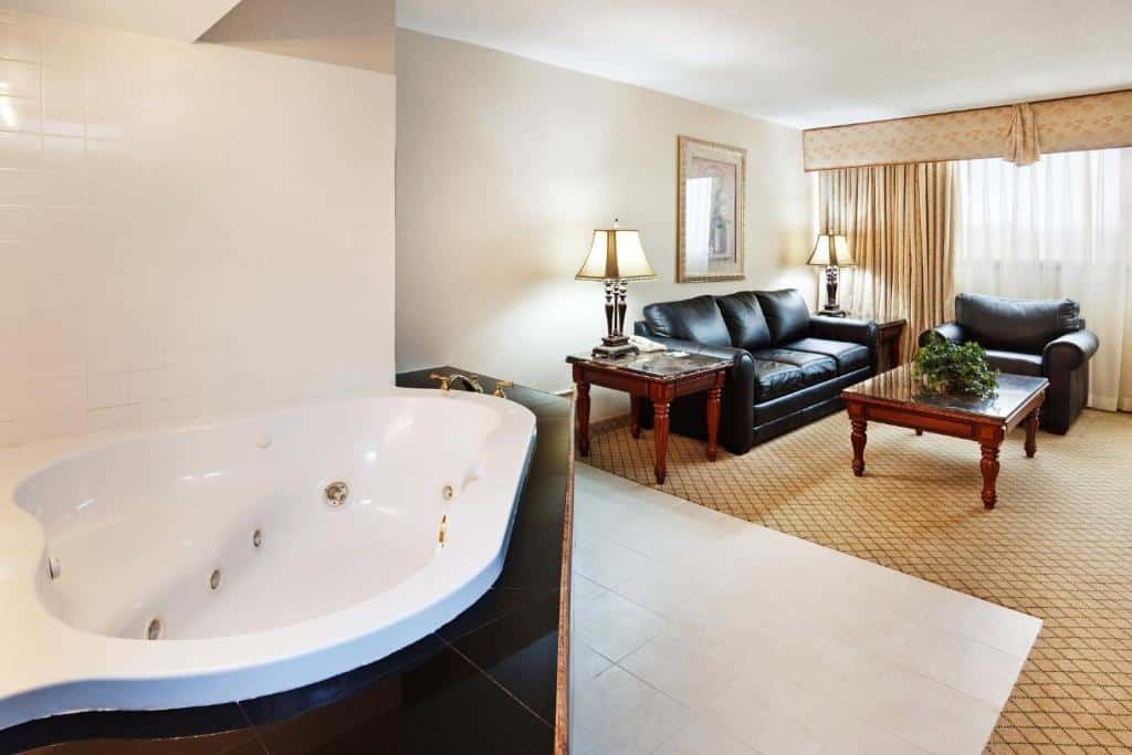 Holiday Inn Johnson City has Jacuzzi suites