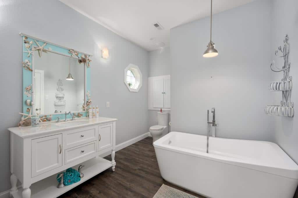 Voyage Anchor has Jacuzzi suites