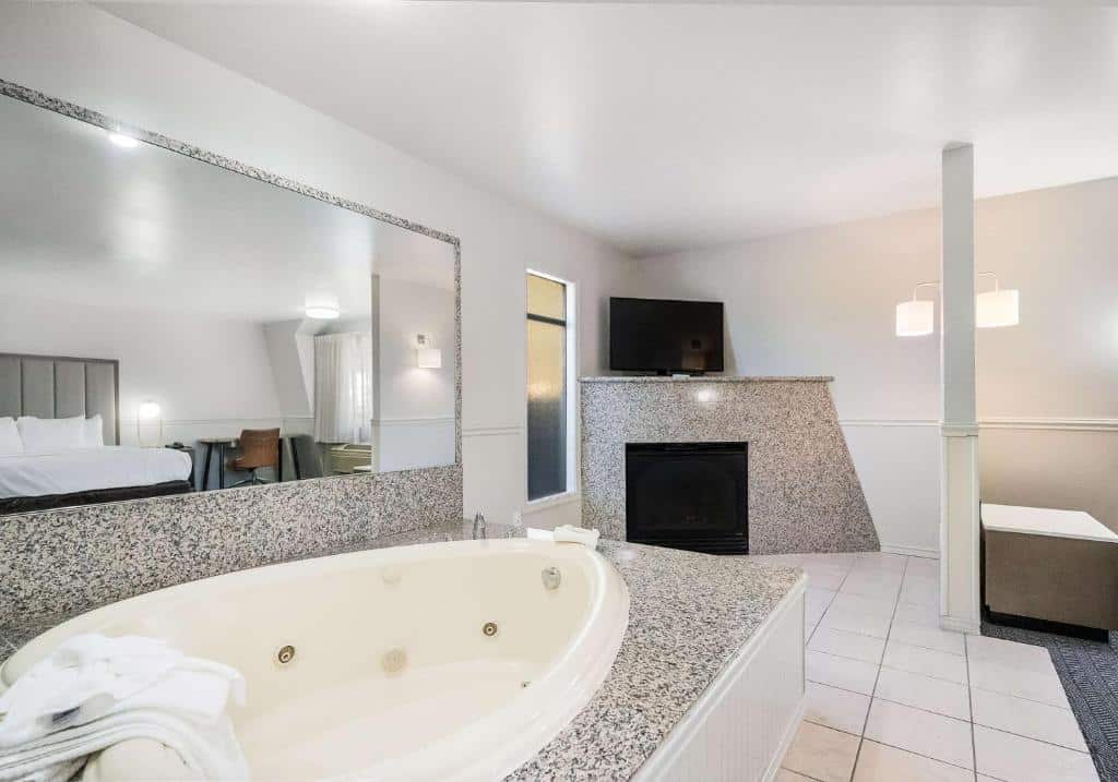 Quality Inn South Lake Tahoe has jacuzzi suites