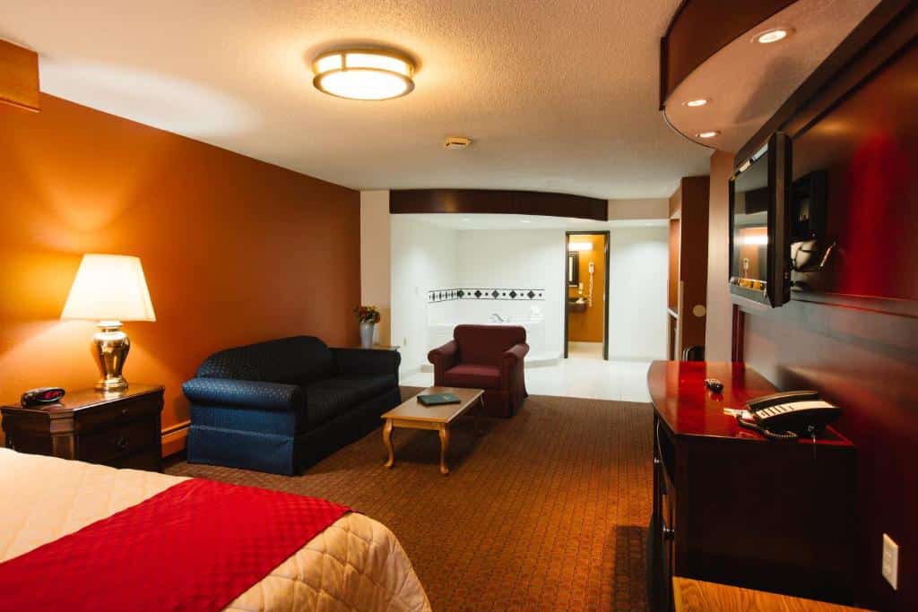 Days Inn by Wyndham Minot  has private jacuzzi
