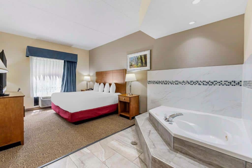 Best Western Thunderbird Motel has Jacuzzi suites