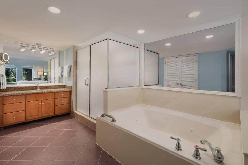 Marriott's Harbour Point and Sunset Pointe at Shelter Cove has Jacuzzi suites