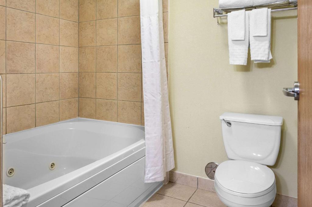 White Pine Inn & Suites has jacuzzi suites
