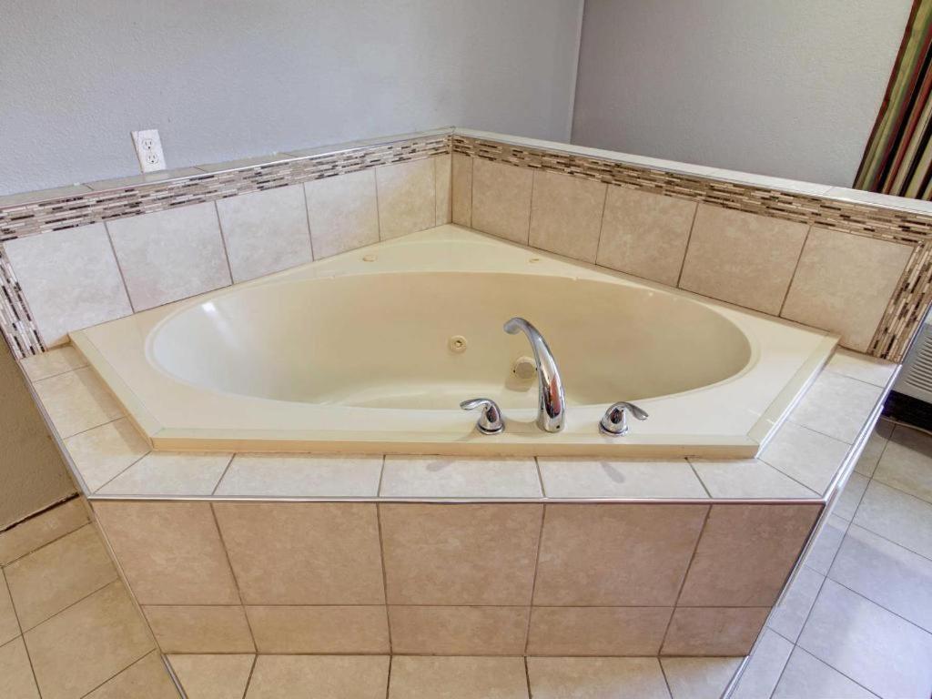 Econo Lodge Airport Norfolk has private jacuzzi