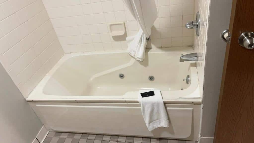Baymont by Wyndham Cookeville has Jacuzzi suites