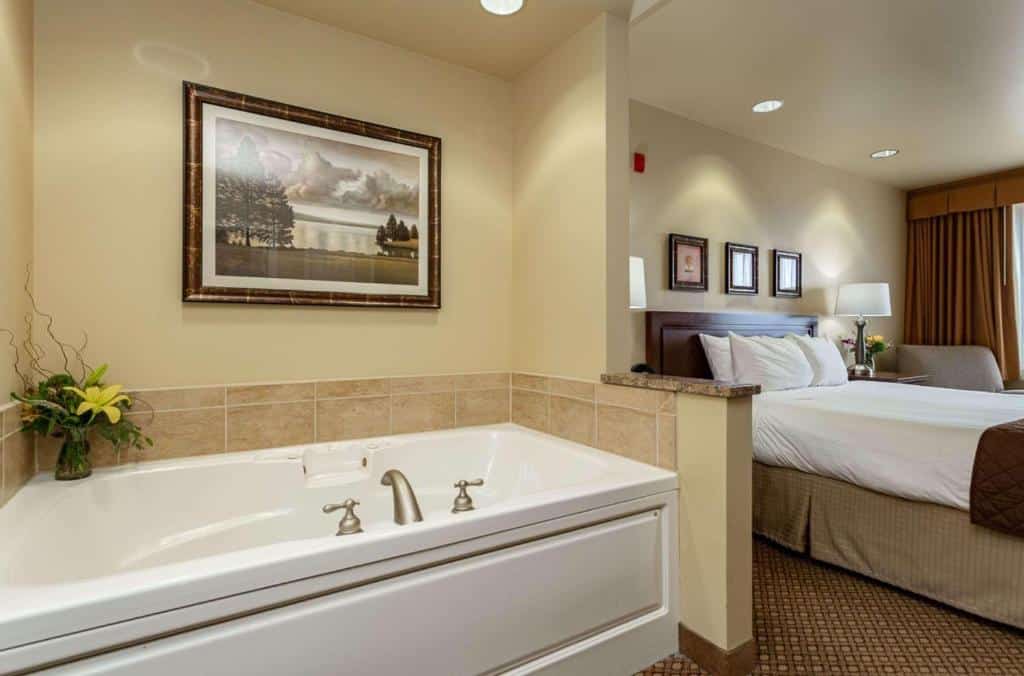 Jefferson Street Inn has jacuzzi suites
