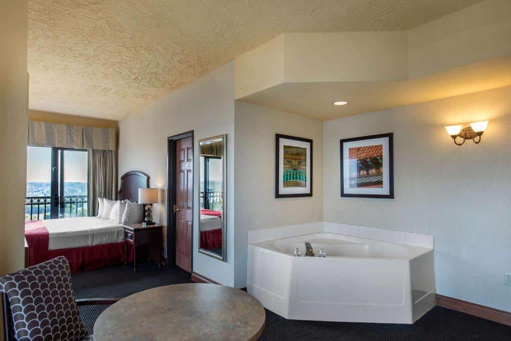 Shoreline Inn & Conference Center