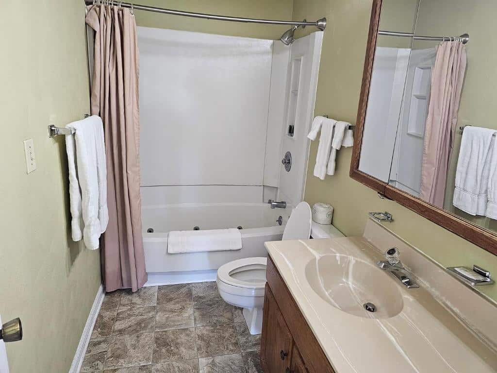 Lakeview Golf Resort has Jacuzzi suites