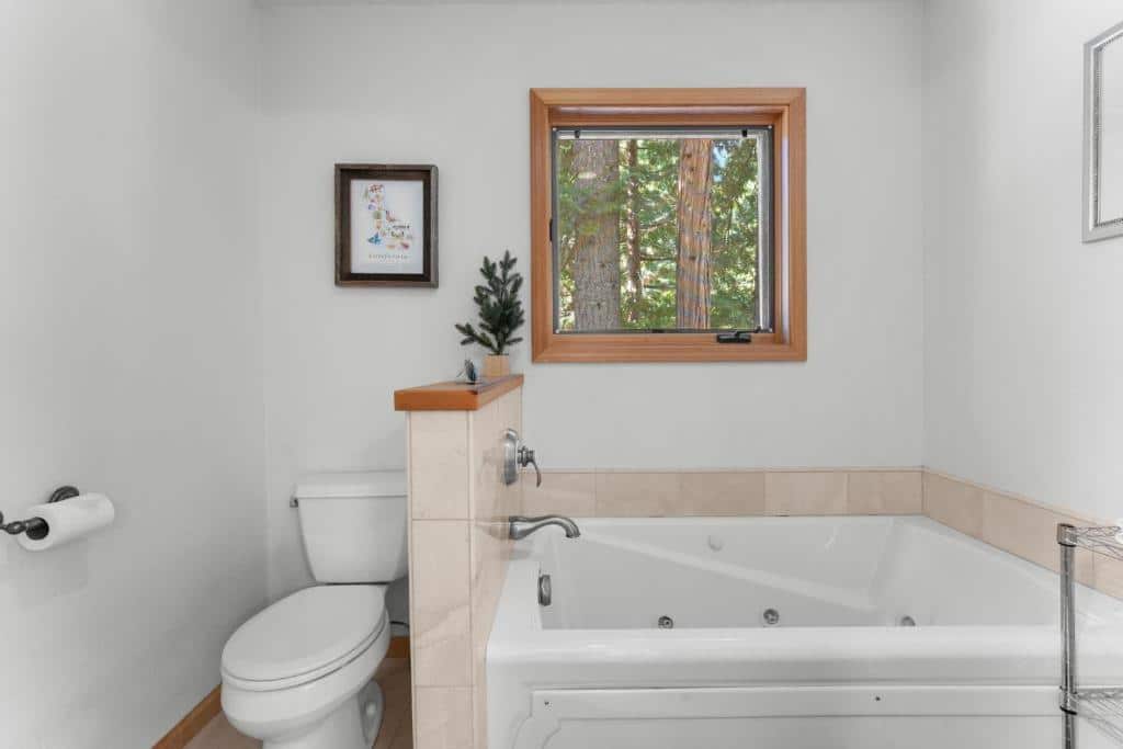 The Wildwood Lodge has jacuzzi suites
