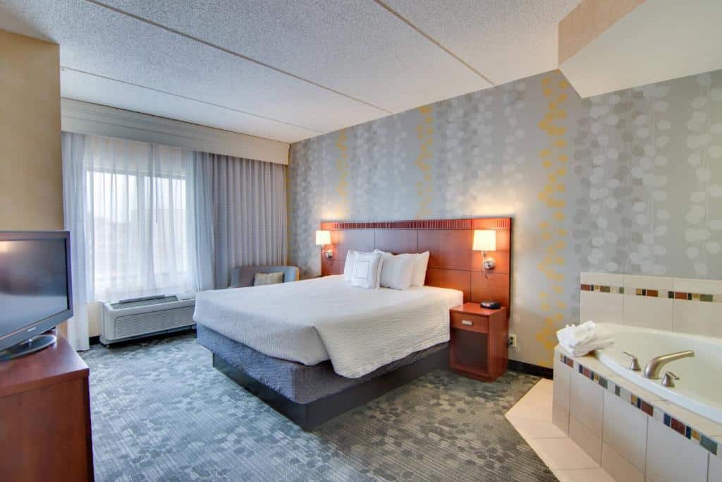 Courtyard Rochester Mayo Clinic Area/Saint Marys has jacuzzi suites