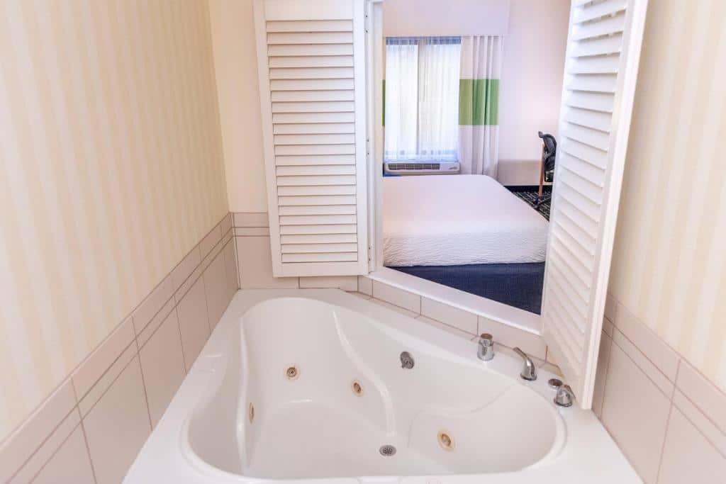 Fairfield Inn & Suites Muskegon Norton Shores has jacuzzi suites
