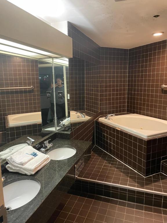 Apm Inn & Suites has private jacuzzi