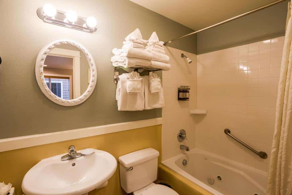 The Lighthouse Inn Cannon Beach has jacuzzi suites
