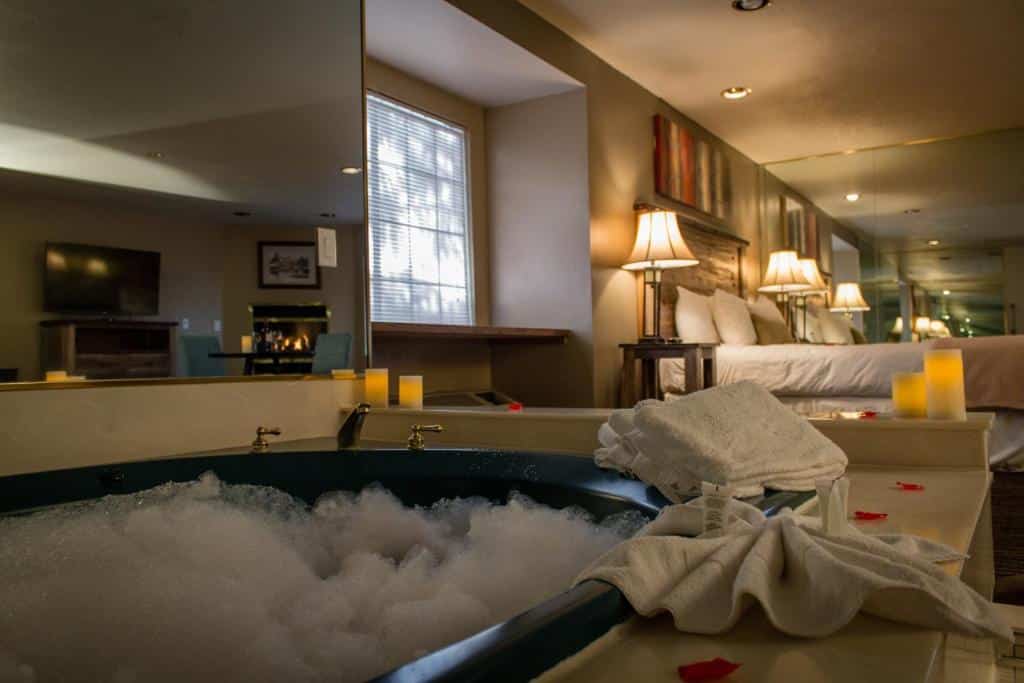Postmarc Hotel and Spa Suites has jacuzzi suites
