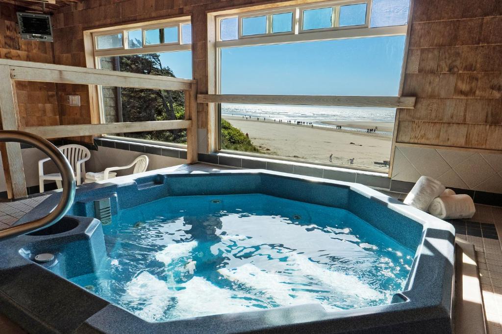 Schooner's Cove Inn has jacuzzi suites