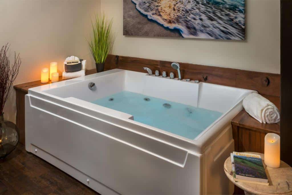 Arch Cape Inn and Retreat has jacuzzi suites
