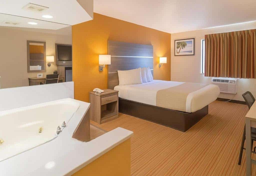 Travelodge by Wyndham Muskegon has jacuzzi suites