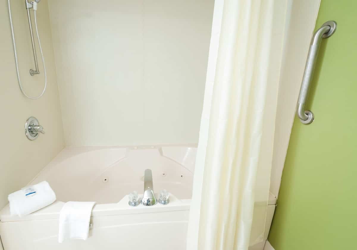 Sleep Inn & Suites Hagerstown has private jacuzzi