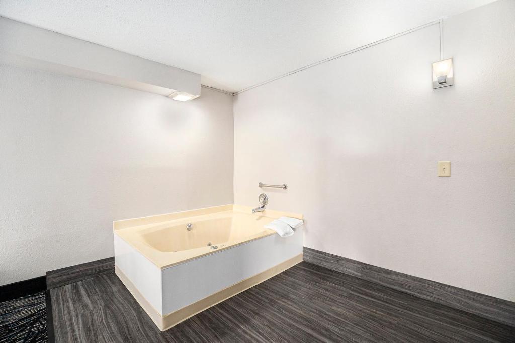 Days Inn & Suites by Wyndham Norton Shores Muskegon has jacuzzi suites