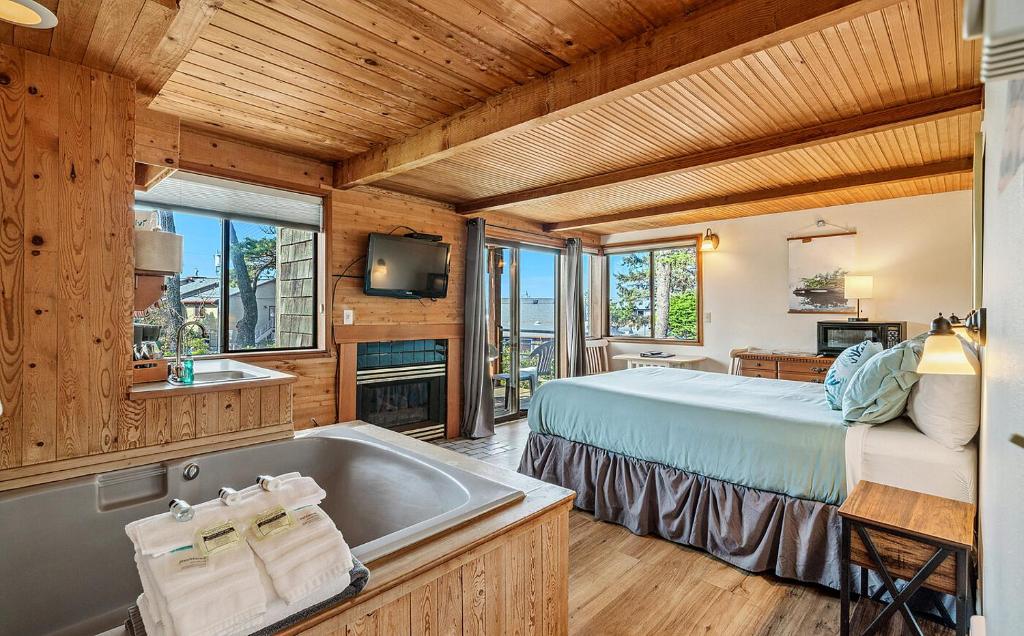The Inn at Manzanita has jacuzzi suites