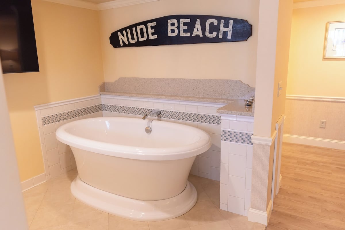 Anchor In Distinctive Waterfront Lodging has jacuzzi suites