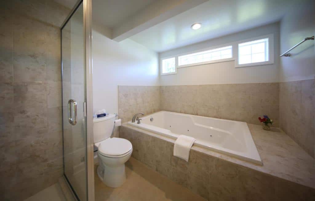 Colonial Inn Harbor Springs has private jacuzzi