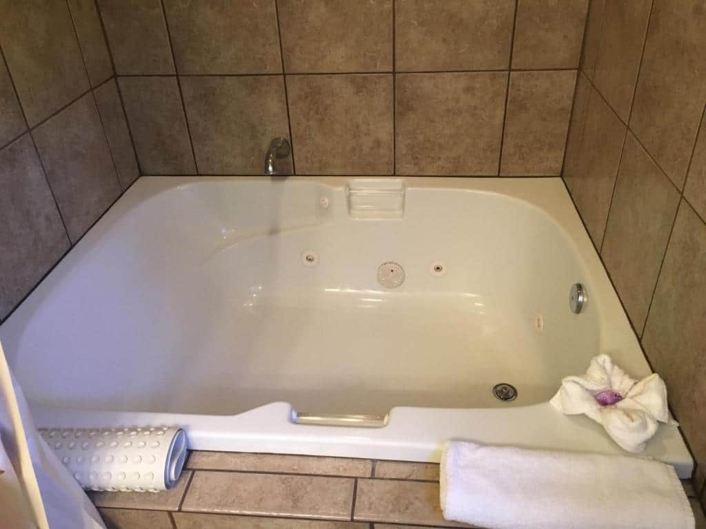 Pepper Tree Inn has jacuzzi suites