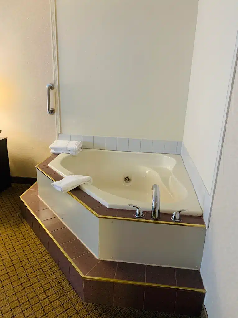 Holiday Inn & Suites Wausau-Rothschild by IHG has jacuzzi suites