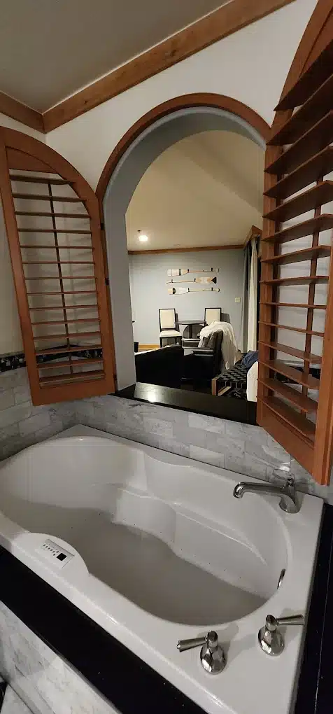 The Landing Lake Tahoe Resort & Spa has jacuzzi suites
