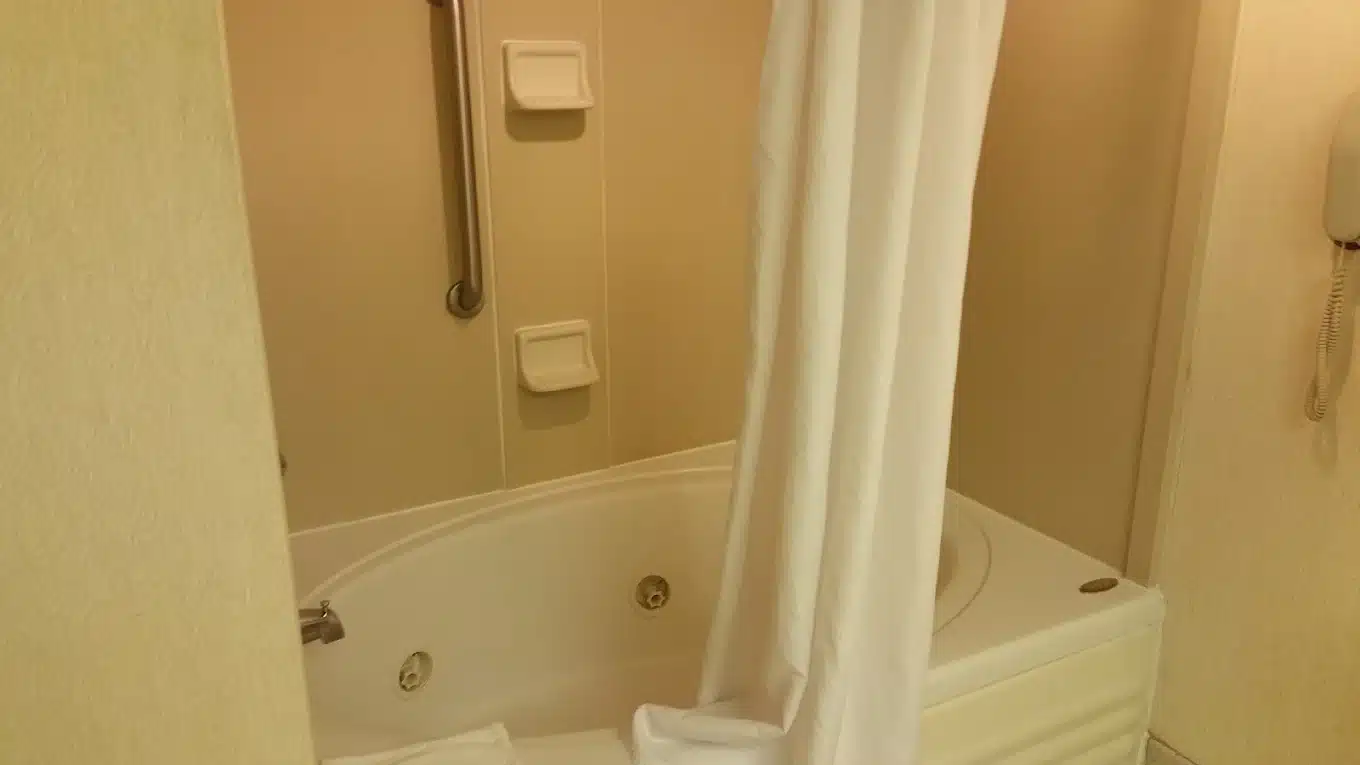Hampton Inn Gaffney has Jacuzzi suites